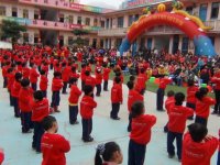 全園師生向家長(zhǎng)們展示早操《迎向朝陽(yáng)》。