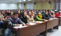 參會(huì)家長(zhǎng)認(rèn)真觀看紅纓教育宣傳視頻，并作筆記