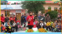 　　　　黃園長(zhǎng)向幼兒水果的色、味、吃的方法及如何講究衛(wèi)生。