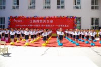-學(xué)前班排著整齊的隊伍也來了