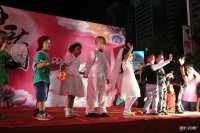 參加贛州大潤(rùn)發(fā)組織的“中秋節(jié)晚會(huì)”上表演 中華民族的節(jié)日有很多，中秋節(jié)是中華民族的傳統(tǒng)節(jié)日?！霸碌街星锓滞饷鳌?，金秋送爽，丹桂飄香。金子塔幼兒參加了大潤(rùn)發(fā)組織的“文化大餐”中秋晚會(huì)演出。幼兒表演兩個(gè)節(jié)目，得到大家的好評(píng)。