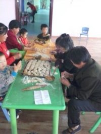 我和爺爺奶奶一起包餃子！