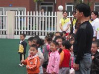 老師們、家長(zhǎng)們、幼兒們一起參加升旗儀式！