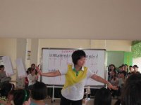 戴園長正在指揮學(xué)生們聯(lián)系打擊樂節(jié)奏！