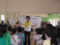 戴園長正在指揮學(xué)生們聯(lián)系打擊樂節(jié)奏！
