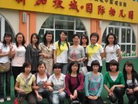 荊州教育學(xué)院師生和戴園長、李主任的合影留念！