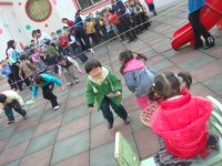 模仿小矮人走路，能蹲著走5—10米，保持身體平衡，堅持完成動作。 讓幼兒體會集體協(xié)作的意義。