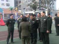 總后首長在詢問園所的情況。